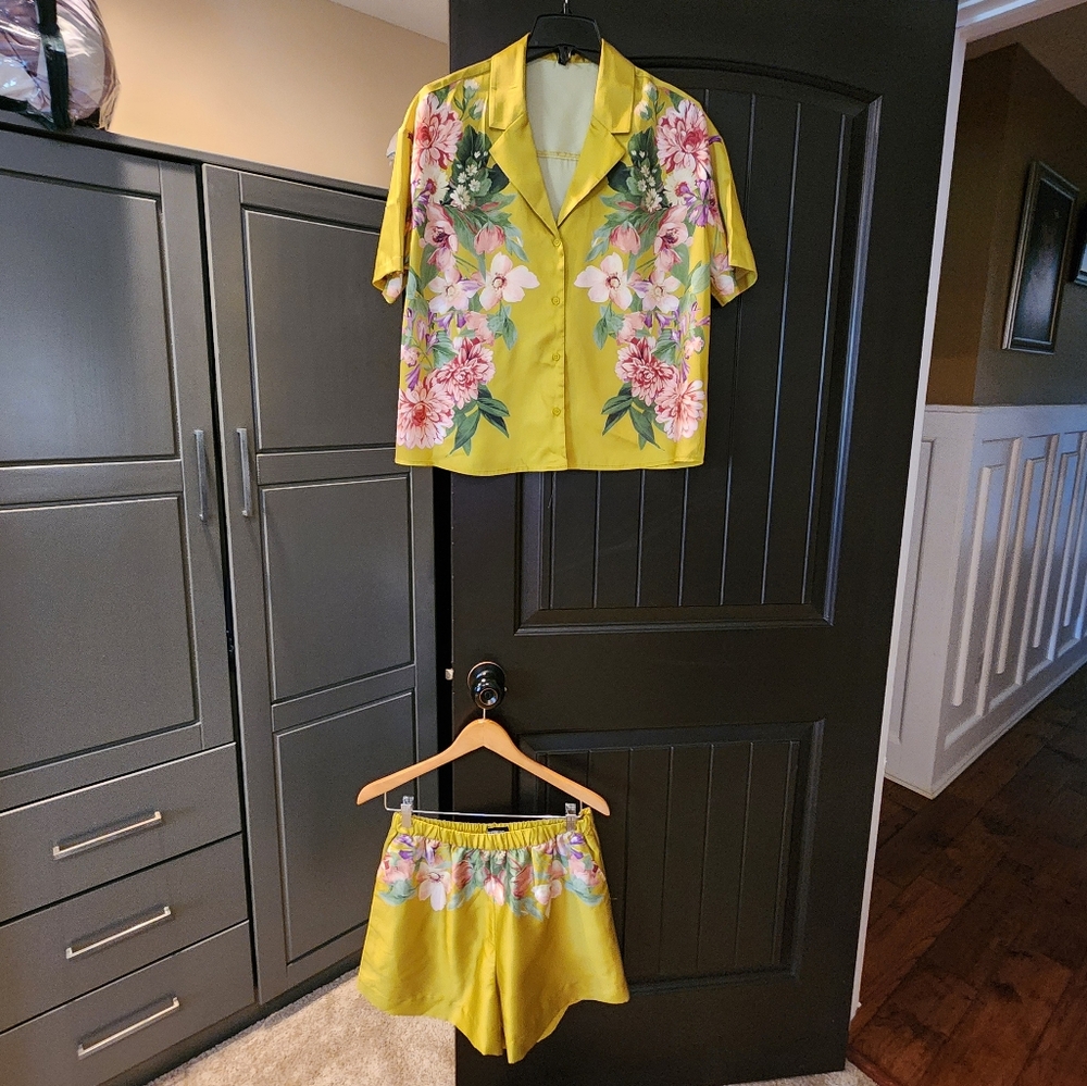 EXPRESS Silky Floral Shirt & Shorts Outfit, Size M - Picture 4 of 12